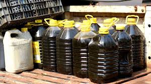 Aceite vegetal usado almacenado en recipientes cerrados para su recolección