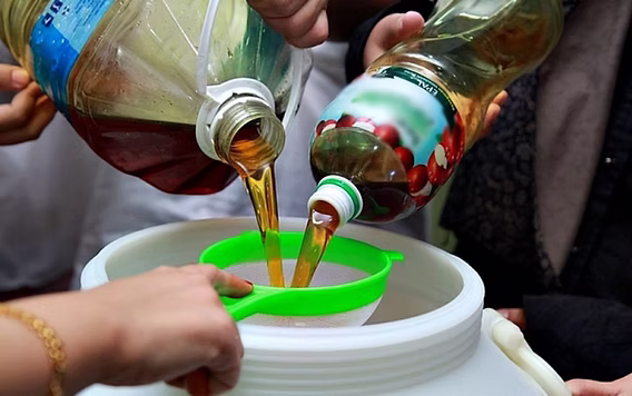 Filtrado de aceite vegetal usado antes de almacenarlo