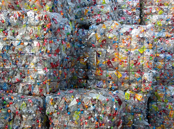 Pacas compactadas de envases plásticos recuperados