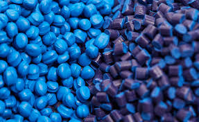 Pellets de plástico reciclado clasificados por color