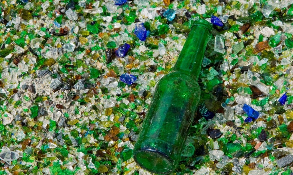 Calcín de vidrio reciclado con envases clasificados por color
