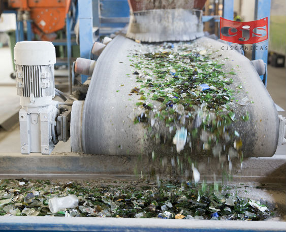 Proceso industrial de trituración y acondicionamiento de vidrio reciclado